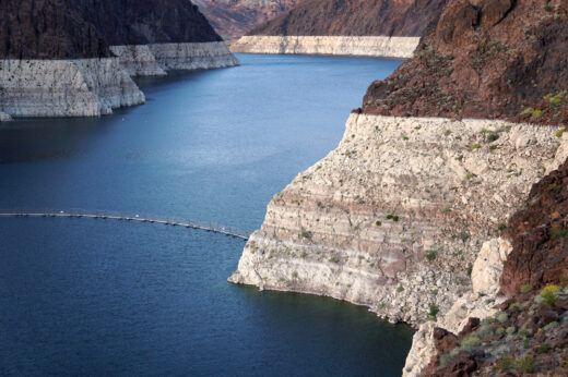Bajos niveles de agua en el lago Mead, con un nivel de agua muy por debajo de la línea en los cañones circundantes que marca los niveles normales de agua.