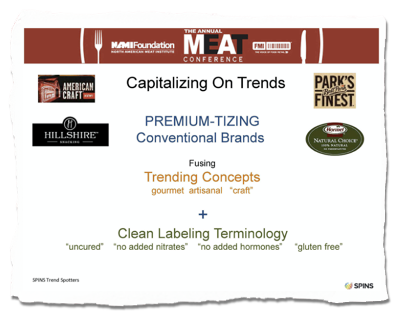 Una diapositiva de la "Conferencia de la Carne" anual patrocinada por la Fundación NAMI y FMI, producida por SPINS. La diapositiva tiene una pancarta roja en la parte superior y el contenido dice "Aprovechando las tendencias: dar un carácter prémium a las marcas convencionales, fusionar conceptos en tendencia (gourmet, artesanal, hecho a mano) además de terminología de etiquetado limpio (sin curar, sin nitratos añadidos, sin hormonas añadidas, sin gluten)". Hay cuatro logotipos de marcas de carne que incluyen "american craft", "hillshire", "park's finest" y "natural choice" de hormel."